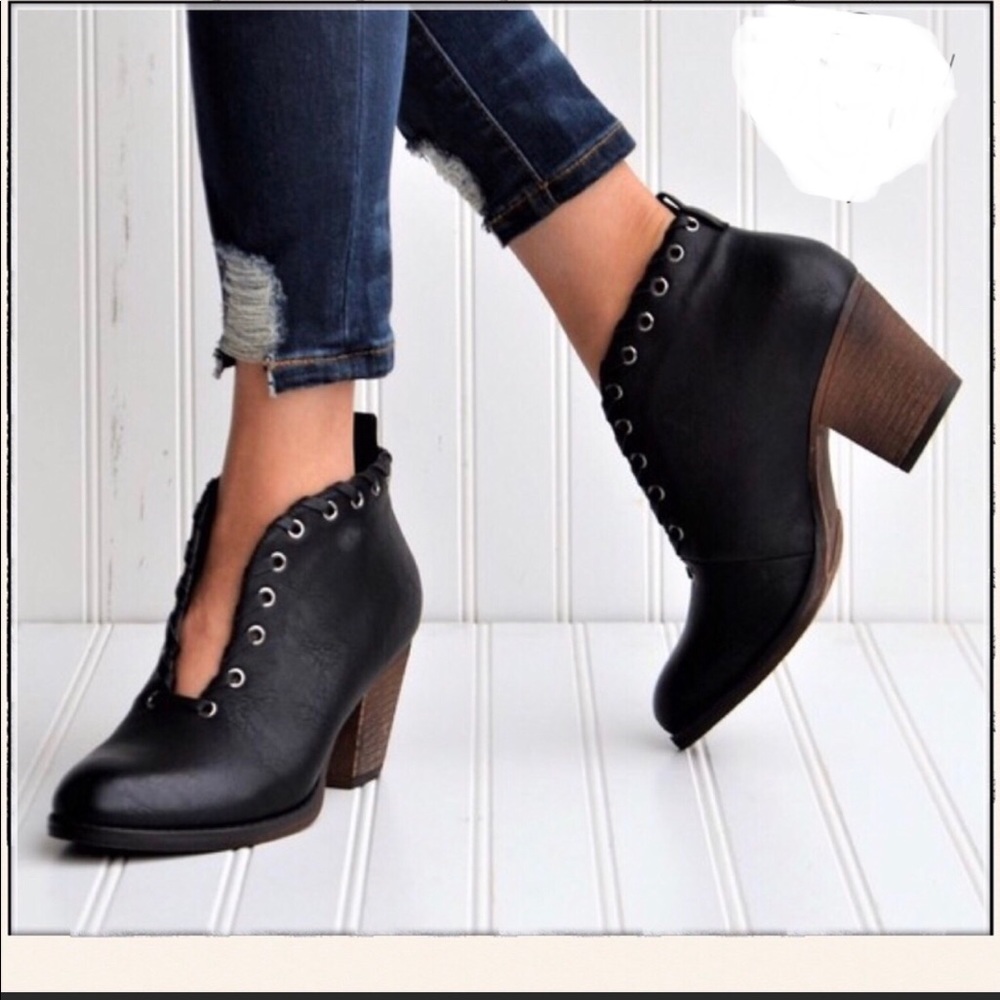 Eyelet cut booties♥️♥️♥️